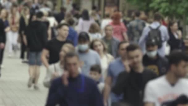 Silhouette di una folla di persone in città — Video Stock
