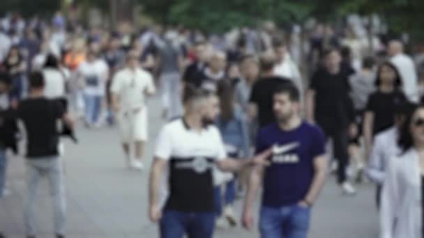 Silhouette d'une foule de gens dans la ville — Video