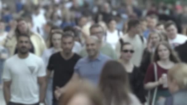 Silhouet van een menigte van mensen in de stad — Stockvideo
