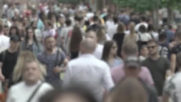 Silueta davu lidí ve městě — Stock video