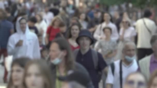 Silueta de una multitud de gente en la ciudad — Vídeos de Stock