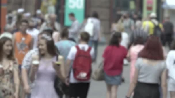 Silhueta de uma multidão de pessoas na cidade — Vídeo de Stock