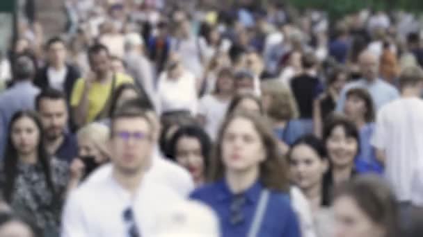 Silueta de una multitud de gente en la ciudad — Vídeos de Stock