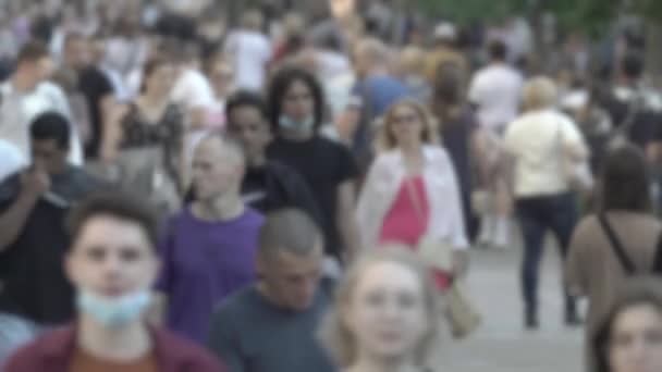 Silhouette of a crowd of people in the city — Stock Video