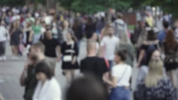 Η σιλουέτα ενός πλήθους ανθρώπων στην πόλη — Αρχείο Βίντεο