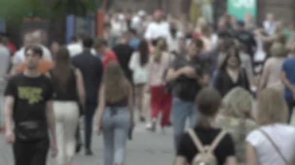 Silueta de una multitud de gente en la ciudad — Vídeo de stock