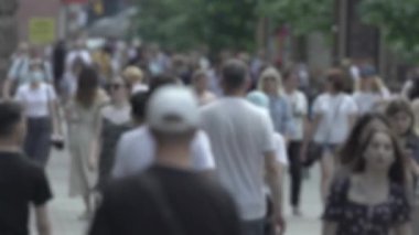 Şehirdeki bir grup insanın silueti.