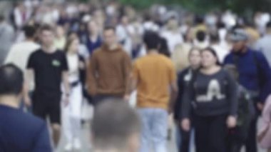 Şehirdeki bir grup insanın silueti.