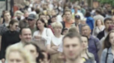 Şehirdeki bir grup insanın silueti.