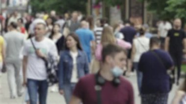 Şehirdeki bir grup insanın silueti.