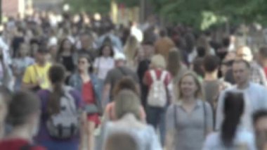 Şehirdeki bir grup insanın silueti.