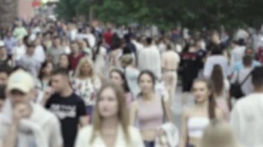 Şehirdeki bir grup insanın silueti.