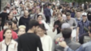 Şehirdeki bir grup insanın silueti.