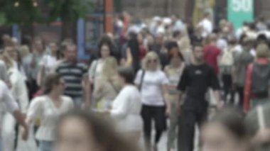 Şehirdeki bir grup insanın silueti.