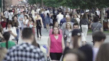 Şehirdeki bir grup insanın silueti.