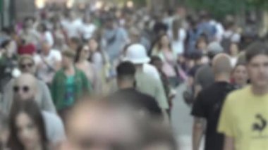 Şehirdeki bir grup insanın silueti.