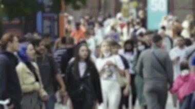 Şehirdeki bir grup insanın silueti.