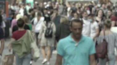 Şehirdeki bir grup insanın silueti.