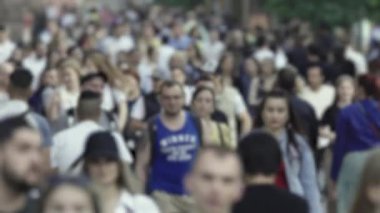 Şehirdeki bir grup insanın silueti.