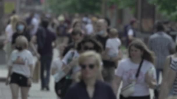 Silhuett av en folkmassa i staden — Stockvideo