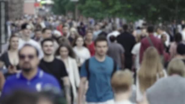 Silueta de una multitud de gente en la ciudad — Vídeo de stock