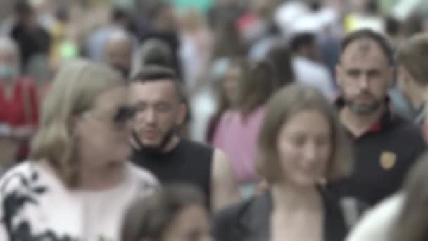 도시에 있는 군중의 실루엣 — 비디오