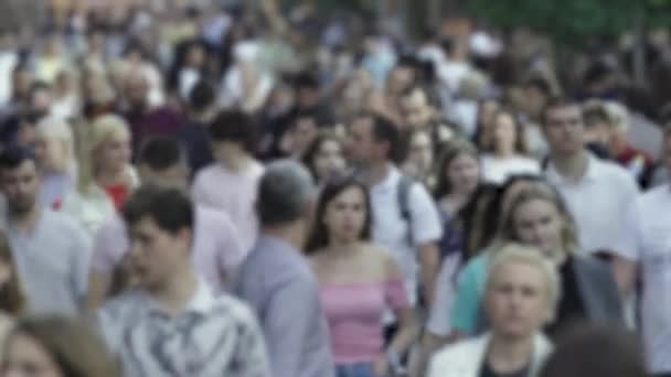 Силует натовпу людей у місті — стокове відео