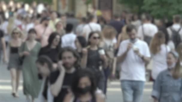 Silhouette di una folla di persone in città — Video Stock