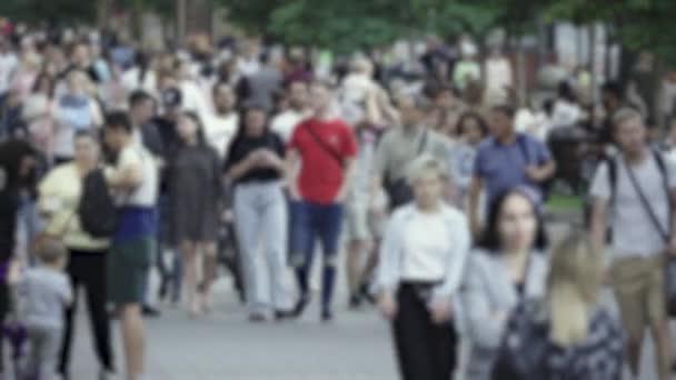 Silueta de una multitud de gente en la ciudad — Vídeos de Stock