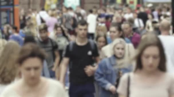 Силуэт толпы людей в городе — стоковое видео