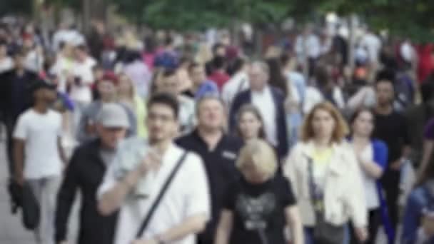 Silueta de una multitud de gente en la ciudad — Vídeo de stock