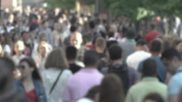 Silhouettes de nombreuses personnes dans une grande ville — Video