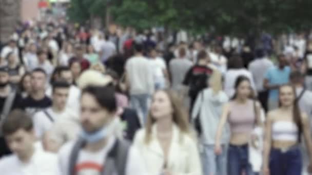 Silhouetten van veel mensen in een grote stad — Stockvideo