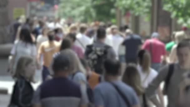 Siluetas de mucha gente en una gran ciudad — Vídeo de stock