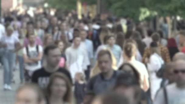 Silhuetter av många människor i en storstad — Stockvideo