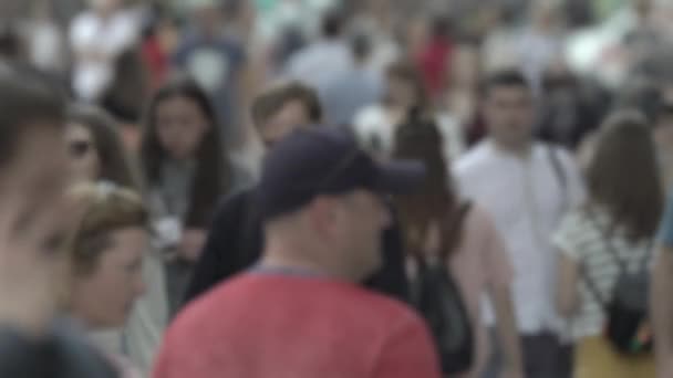 Silhouetten van veel mensen in een grote stad — Stockvideo