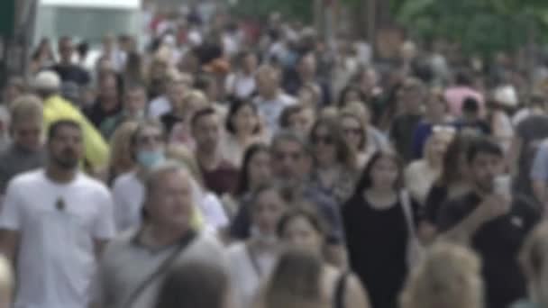 Silhouettes of many people in a big city — 图库视频影像