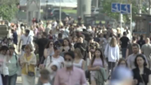 Silhouetten van veel mensen in een grote stad — Stockvideo