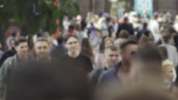 Silhuetas de muitas pessoas em uma grande cidade — Vídeo de Stock