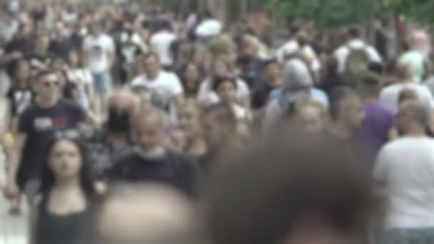 Silhouettes de nombreuses personnes dans une grande ville — Video