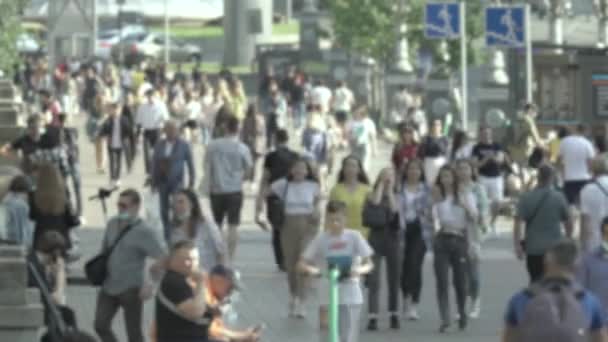 Siluetas de mucha gente en una gran ciudad — Vídeos de Stock