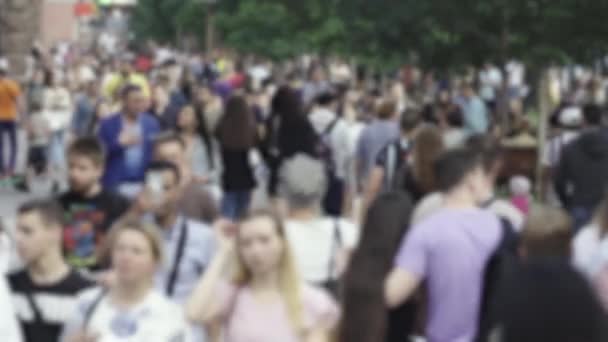 Σιλουέτες πολλών ανθρώπων σε μια μεγάλη πόλη — Αρχείο Βίντεο