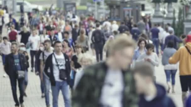 Silhouetten vieler Menschen in einer Großstadt — Stockvideo