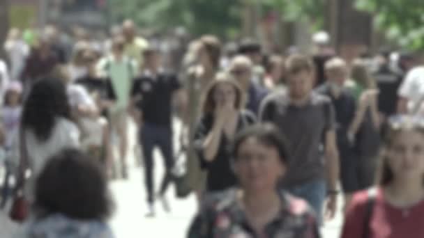 Silhouetten van veel mensen in een grote stad — Stockvideo