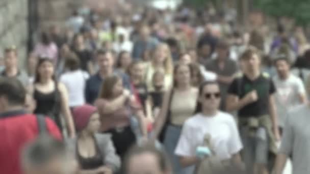 Siluetas de mucha gente en una gran ciudad — Vídeos de Stock