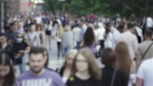 Siluetas de mucha gente en una gran ciudad — Vídeos de Stock