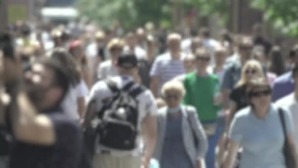 Siluetas de mucha gente en una gran ciudad — Vídeo de stock