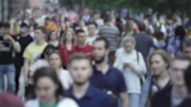 Siluetas de mucha gente en una gran ciudad — Vídeos de Stock