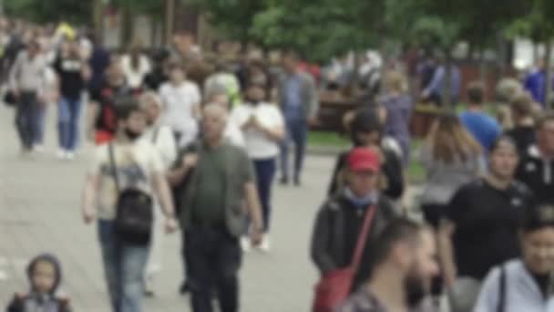 Σιλουέτες πολλών ανθρώπων σε μια μεγάλη πόλη — Αρχείο Βίντεο