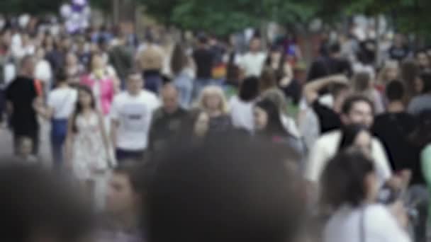 Siluetas de mucha gente en una gran ciudad — Vídeos de Stock